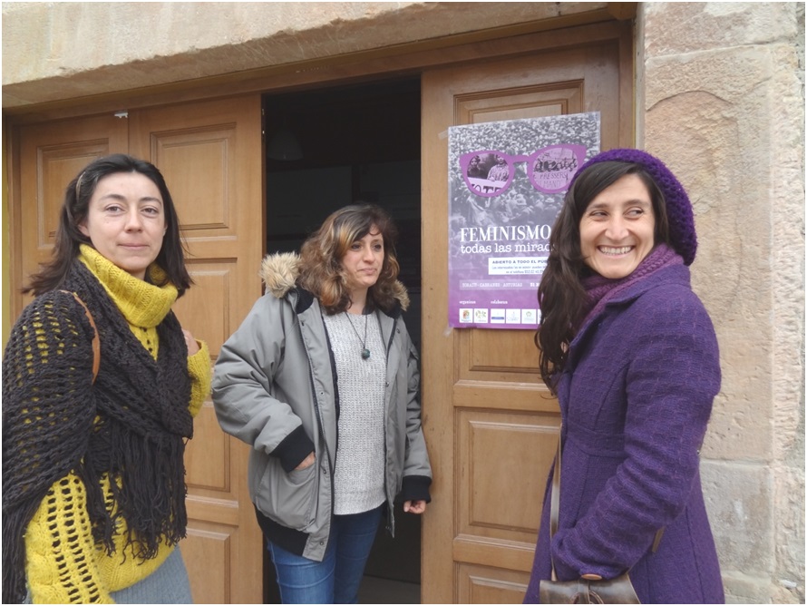 Marina, Susana y Mara, tres jvenes de nuestro Concejo que reunimos en torno al cartel de las Jornadas./ EL ECO