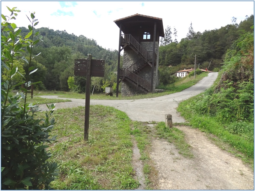 Final de la senda peatonal ante el castillete, con el establecimiento rural La Mina de Vin a la derecha./ Foto: EL ECO.