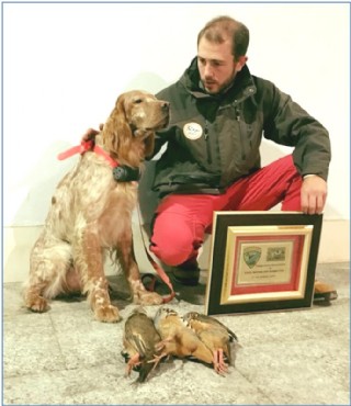 Javier Rodrguez con su setter Breda, con su diploma de campen y con las tres perdices que caz y con las que consigui el campeonato.