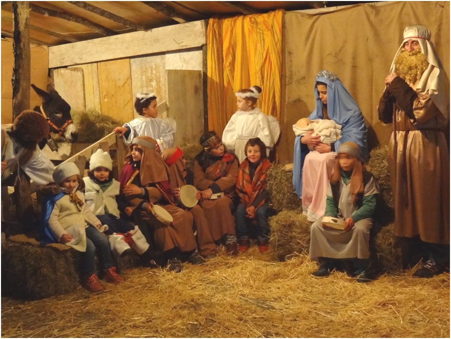 Pastorcitos ensimismados en la representacin del Misterio