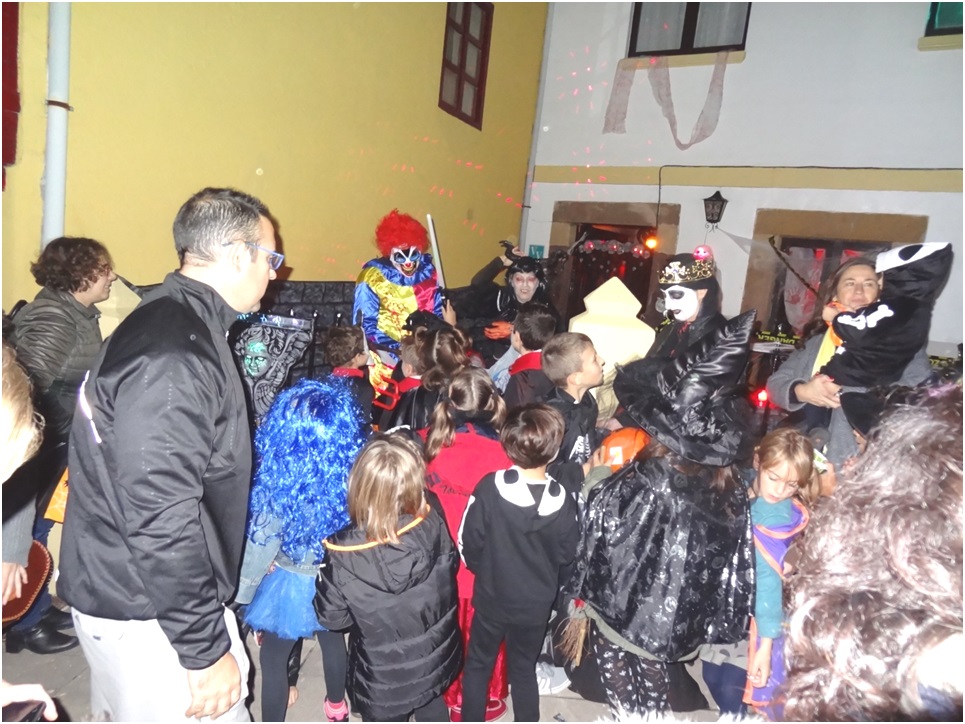 Todos a por golosinas..., pero todos huan del miedo. / Foto: EL ECO