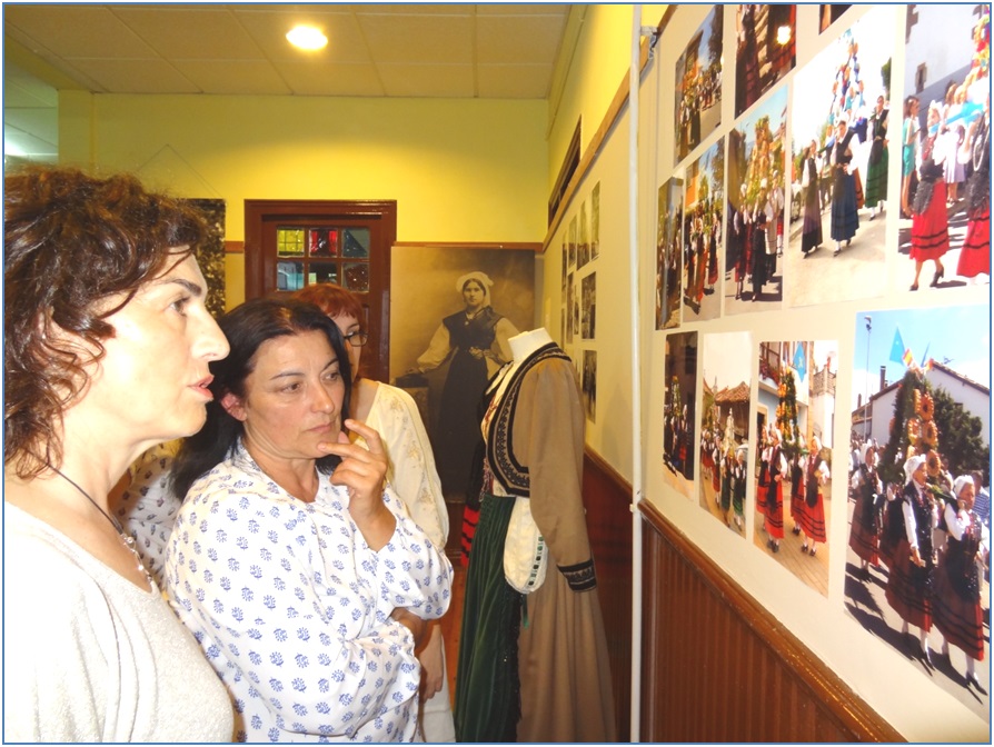 Mara Jose Heva y Dolores Fabin viendo fotografias en la exposicion