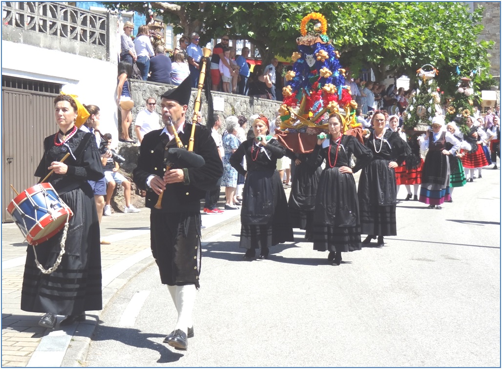 Los hermanos Velasco precedieron a las cuatro damas con el Traje Histrico de Cabranes, en mitad del desfile procesional. / Foto: EL ECO