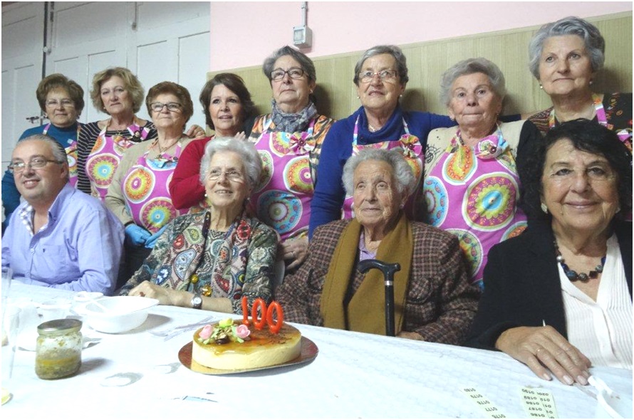 La homenajeada, con -de izquierda a derecha-  Aid Costales, Josefina Prida, Lucita Campos, Maye Llavona, Clarita Joven, Nieves Huerres, Amparo Fernndez y Carolina Fernndez. Sentados: Juan Ramn Gonzlez, Conchita Camblor, Cova Gonzlez y Mara Luisa l