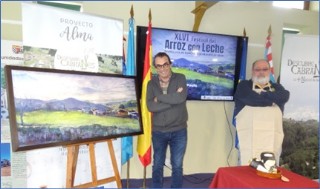 Santos, junto al cuadro y con el cartel en pantalla. A la derecha, el presidente de la Cofrada, Laureano Corrales.