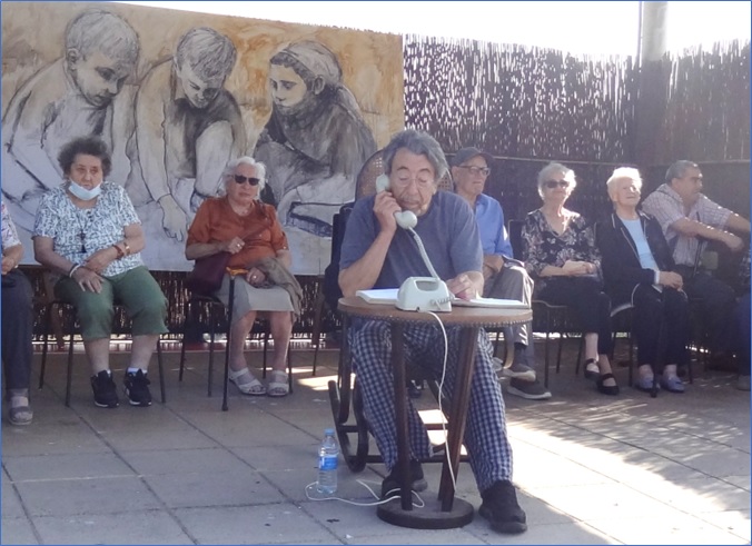 Pablo Baranda, haciendo la llamada telefnica. Detrs, usuarios de Residencias de Bimenes y Cabranes y el cuadro de nios jugando a las canicas, pintado para el Festival por Santos Monestina Palacio.