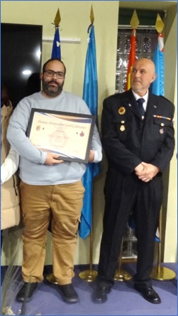 Marcos �lvarez, con su diploma, junto al jefe de Protecci�n Civil Cabranes, Rub�n Barrera.