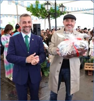Maxi Rodrguez, tras recibir del Alcalde, finalizado su pregn, una cesta con productos cabraneses.