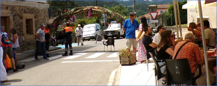 rco conmemorativo de los trece a�os, a la entrada del mercado, en junio.