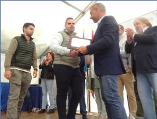 Momento de la entrega. Alejandro Casquero recibe de manos del Alcalde la placa acreditativa, con su hermano, Borja, a la izquierda. Al fondo, aplaudiendo, la concejala Mara Mercedes Iglesias.