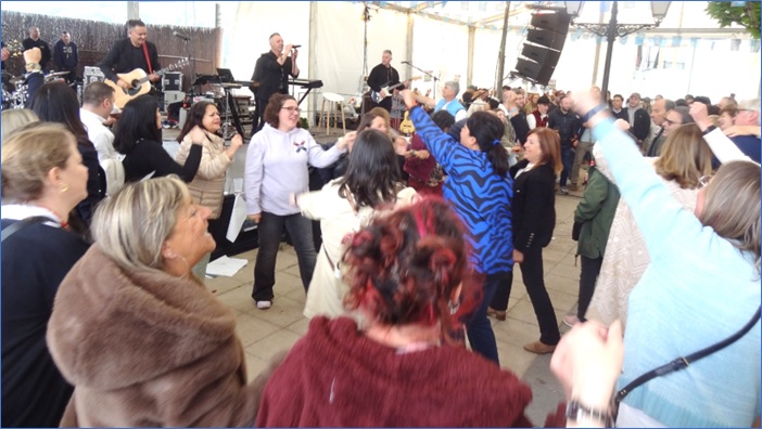 Gente bailando con Assia