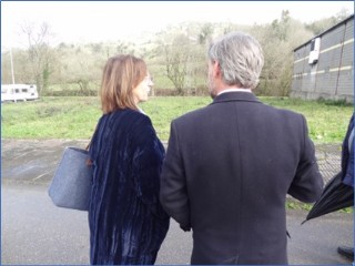 Imagen de la reciente visita a la que se alude en la pgina 2, del 27 de febrero de 2024, durante la que Paz Orviz hablaba con el Alcalde ante las parcelas. | EL ECO, Archivo