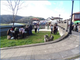 Panormica de la zona que acoge la estacin de bicis, en imagen del domingo, 11 de febrero, da de mercado (y de pic-nic).