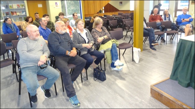 Zona de público asistente a la presentación. En primera fila (tercera y cuarta por la izquierda), la madre y la hermana del autor, que se explica en la imagen de la página siguiente junto a la concejala, Mercedes Iglesias.