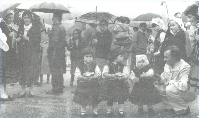 Marta y Mara, con dos aos, en el San Francisco y VI Festival de 1985, junto a Ana Beln Prado Mors, de 16 meses e hija de Enrique Prado Portilla -que las contempla agachado- y de Soledad. A la derecha asoma la cabeza Mara Jos, madre de las gemelas. |