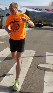 Joe Sampson celebra su �xito: Primero en llegar corriendo, sin nadie por detr�s.