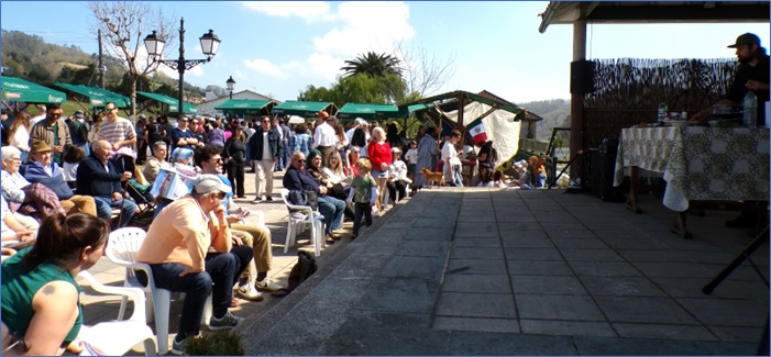 Borja, explicando recetas ante su p�blico, el domingo 22 de marzo, desde el kiosco de la Plaza del Emigrante, en Santa Eulalia.