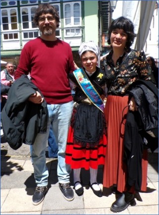 Ver�nica S�nchez y Sergio de la Hoz (socios fundadores de �Kikiricoop�), con su hija Oliva (xanina del pasado Festival del Arroz con Leche), el 10 de mayo (d�a de su celebraci�n), en Santa Eulalia.