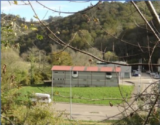 Las dos parcelas verdes (en esta foto, entre la autocaravana y la nave de cubierta roja) sobre las que se asentar la futura rea de Voluminosos.