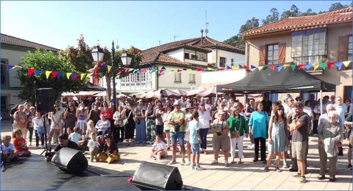 Publico asistente llenando la plaza