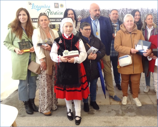De izquierda a derecha, Roco Garca Gonzlez, Elena Corrales Fernndez, Margarita Vallejo Fresno, el concejal cabrans Ivn Riego Ovn, Luis Cayado Naredo, Eulalia Gonzlez Ordez, Celia Costales y Beatriz Lloris.