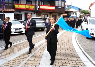 Banda de M�sica de Villaviciosa, que desfil� con una joven marcando el paso al comp�s de sus compa�eros y ondeando, con elegante proceder de conjunto y durante todo el recorrido procesional, una bandera de Asturias