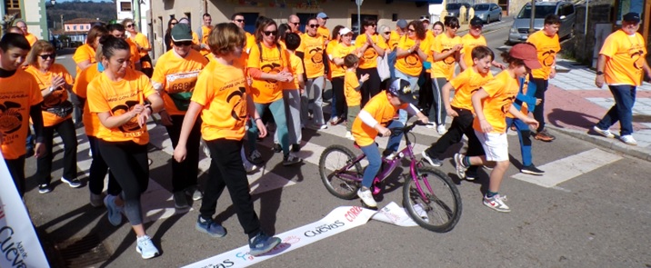 Momento de la salida, en el que se ve, a la izquierda, a Emma Moatassin ajustando el reloj; y a Izan (en bicicleta) ya d�ndole con fuerza al pedal.
