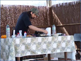 El cocinero, trabajando una de las dos recetas que ofreci� al p�blico.