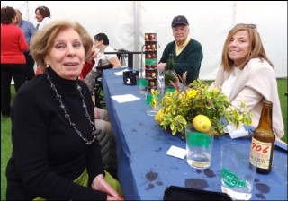 A la izquierda, Mara Iglesias Piera, y al fondo (con gorra), su esposo, Ral Snchez.