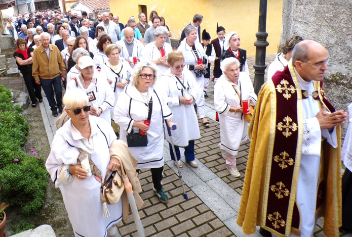 Grupo de devotas/os con promesas especiales y su ropaje caracter�stico, entre el sacerdote-Administrador Parroquial -que pronunci� el Serm�n- y resto de participantes en la procesi�n, ya en las proximidades de La Sienra. Detr�s de este grupo hubo otros tr