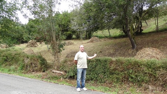 Alberto, señalando unos balagares en El Fondón-Casa del Río.