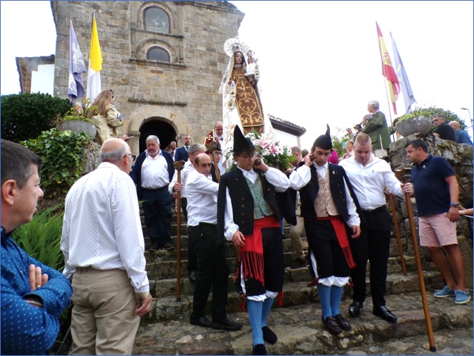 Los hermanos Godart -con brazo no a la espalda- al final de la escalinata (sobre un pelda�o, a la izquierda, el Mayordomo).
