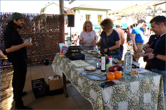 Borja Alc�zar r�e un comentario de la gente que, finalizada su clase maestra, se le acerc� a probar lo que hab�a cocinado.