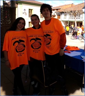 Carla Fern�ndez Crespo (hija de la concejala Mar�a Crespo), Julia On�s Fabi�n y Daniel On�s Fabi�n leyeron el Manifiesto y se encargaron del reparto de camisetas.