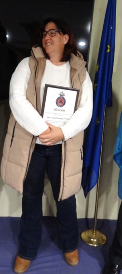 En la p�gina anterior, una de las zonas de p�blico, aplaudiendo la entrega del diploma, con el que aparece Sonia en esta imagen. En la de la p�gina 7, trabajando en un garaje de Catarroja.