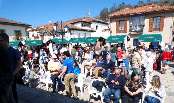 No es un domingo de Tenderete. Fue el domingo del Festival, con puestos homog�neos y mucho p�blico en la Plaza y en las terrazas.