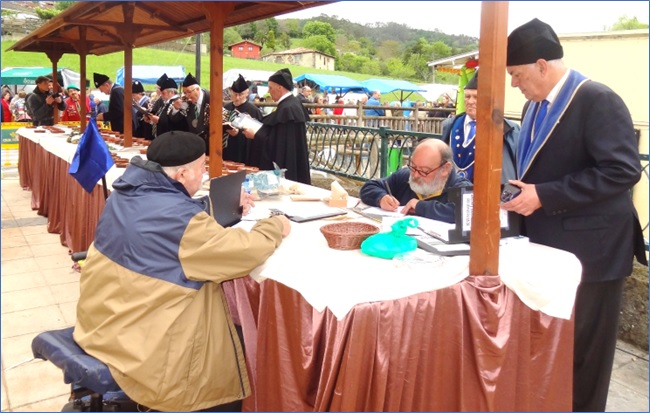 El presidente de la Cofrada, Laureano Corrales, tomando notas de las pruebas. Detrs de l, Jos Luis Rodrguez Corripio.