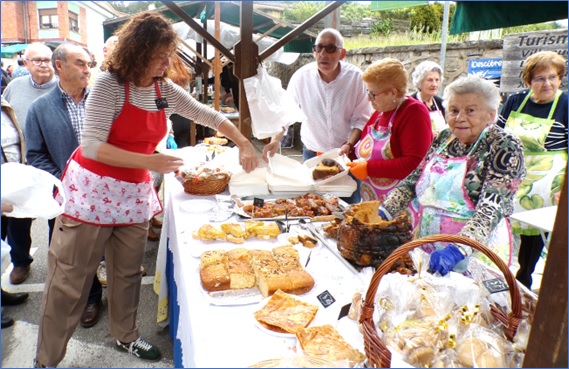 Puesto de boro�a y dulcer�a, de la organizaci�n del Festival toracense, en el del Arroz con Leche, en Santa Eulalia, el pasado 10 de mayo.
