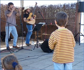 Carlos y su compa�ero Chino el Indio durante el concierto