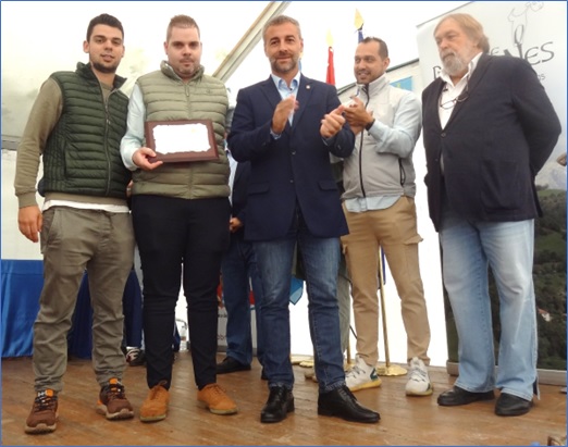 Los hermanos Borja y Alejandro Casquero (ste con la placa), junto al Alcalde (aplaudiendo); lo mismo que, detrs, Gacel Snchez; y el pregonero, Luis Rivaya.