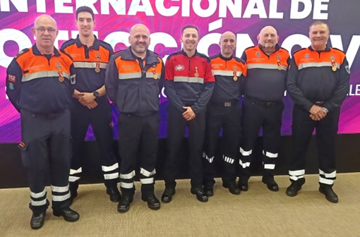 Julin Alonso Tuero (primero por la izquierda), con otros condecorados asturianos, luciendo sobre el pecho sus medallas.
