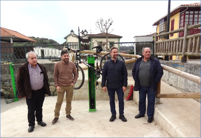 La nueva estacin de bicicletas en Santa Eulalia, con la caja de herramientas (en el centro) y a la izquierda el dispositivo de lavado y presin de ruedas. Delante, de izquierda a derecha, Armando Busto, Juan Antonio Gonzlez, Gerardo Fabin y Jos Luis M