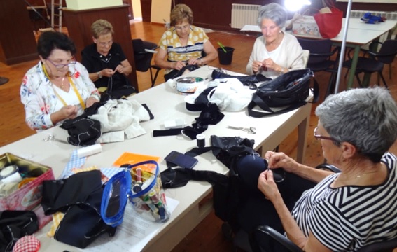 Carmen Fern�ndez Berm�dez (modista, de Pi�era), Maribel Garc�a Vigil, Aid� Costales Garc�a, Carolina Fern�ndez Her�a (las tres, de Torazo) y Chelo Velasco Rodr�guez (madre de Mar�a Jos�), cosiendo en el Taller de Confecci�n, en agosto de 2018. | EL ECO, A