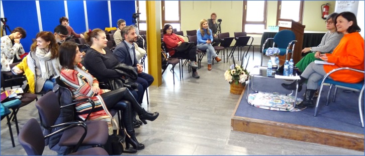 Comienzo de la Jornada, con la directora general, Sonia Puente, y la coordinadora del acto, Almudena Cueto, en el estrado. | EL ECO