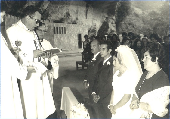 Cas, bautiz y despidi, tambin (incluidos, en este ltimo caso, a su madre, hermanas y hermanos  -excepto Juan Jos, en Repblica Dominicana),a numerosos familiares. Aqu, en la boda, en el Santuario de La Cueva, de Cilinio Lorenzo y ngeles Monestina,