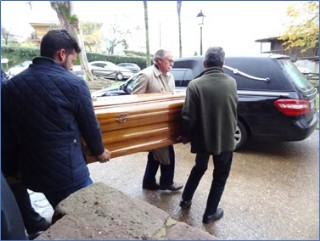 conduccin del fretro hacia la Capilla del cementerio parroquial