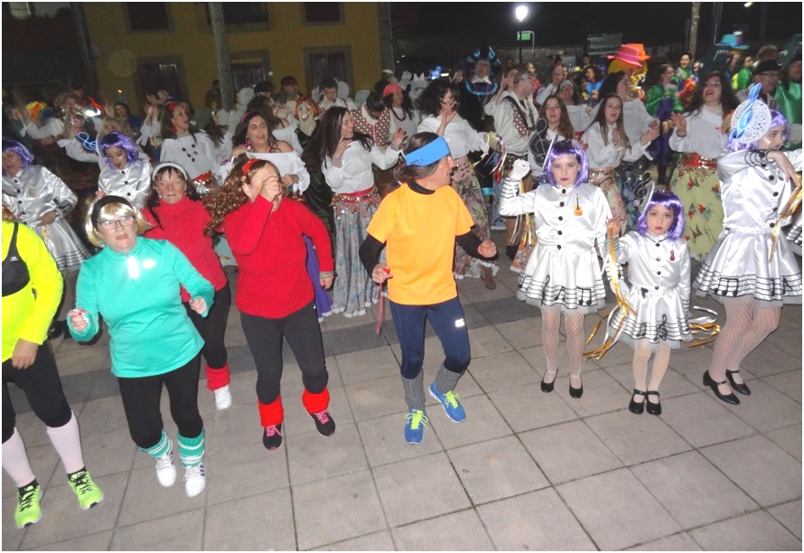 Danza continua, hasta las tantas, en la Plaza del Emigrante./ EL ECO