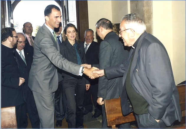 Su saludo en la iglesia de Torazo, el 25 de octubre de 2008, a los hoy Reyes  -y entonces, Prncipes-  de Espaa, con motivo de la entrega del Premio de Pueblo Ejemplar. / Foto: Casa Real. Archivo EL ECO
