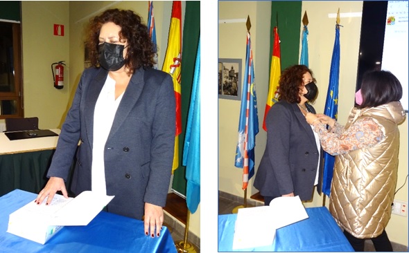 A la izquierda, la nueva concejal prometiendo el cargo; y a la derecha, Paula Prieto (primera Teniente de Alcalde y concejal saliente) imponindole la medalla de la Corporacin a su sustituta, ya investida, Mara Mercedes Iglesias Oro. / Fotos: EL ECO	