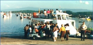Acceso al catamarn, en la ra de Vigo (a la derecha, scar)